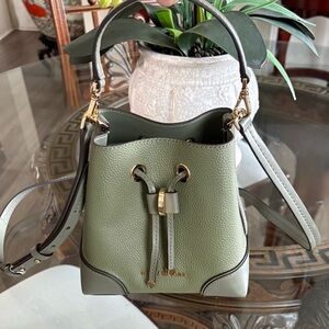 💚💚MICHAEL KORS EXTRA SMALL MERCER GALLERY ARMY GREEN LEATHER CROSSBODY BAG!💚💚